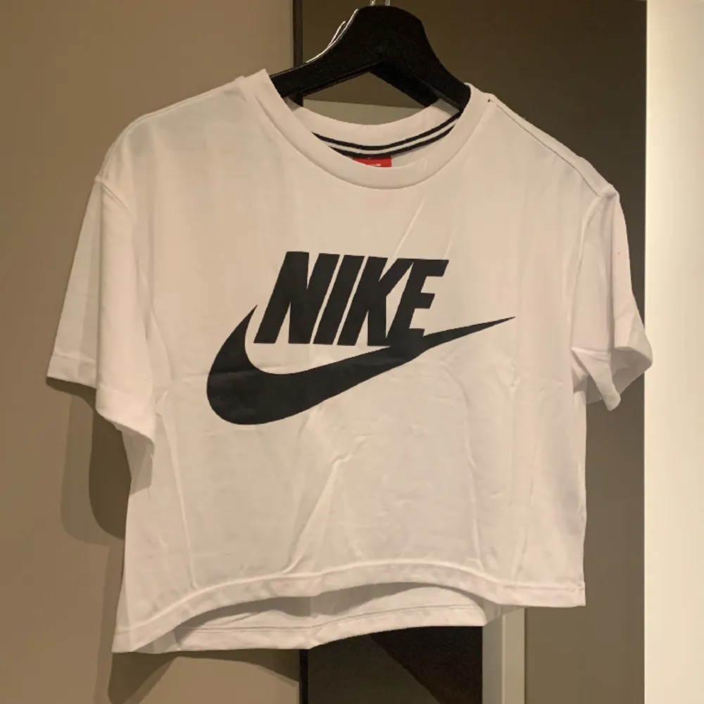 Nike vit crop top. Storlek s. Använd men i fint skick. . T-shirts.