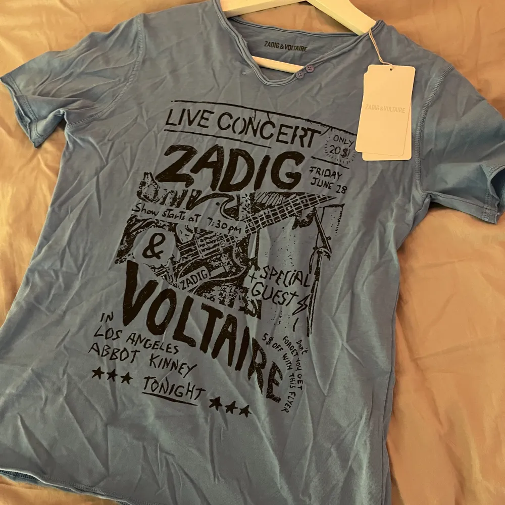 Zadig & Voltaire t-shirt som är helt oanvänd med prislapp kvar. . T-shirts.