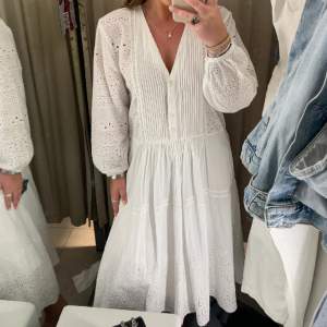 Superfin helt oanvänd vit broderie klänning ifrån Zara i strl S 🤍Säljer pga brist på användning 🤍 