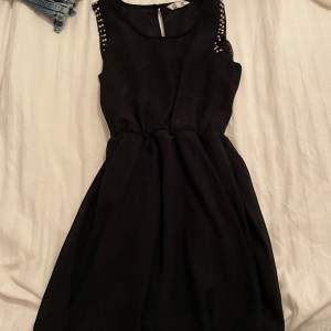 Säljer denna svarta klänning med nitar från Cubus i storlek 146 men passar någon som har xs i storlek också. 