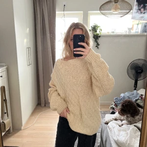 Oversized stickad tröja - Ljusgul stockad tröja. Använder den som oversized men beroende på önskad passform kan den användas som storlek s-xl (jag har storlek s/m)