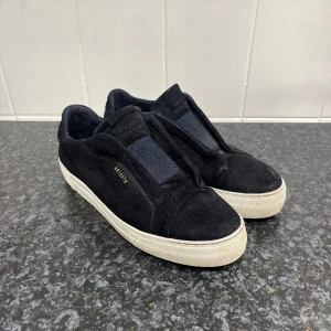 Axel Arigato skor - Axel Arigatos köpta i augusti, använda väldigt lite. Nypris: 2650:-. Kan mötas upp i Stockholm annars spårbar frakt. Kommer i original kartong.