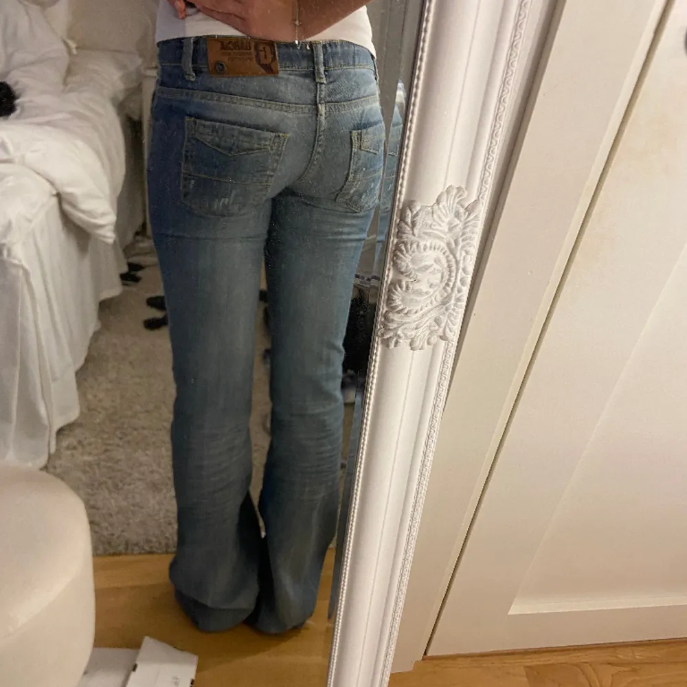 Superfina bootcut jeans som är lågmidjade🩷. Jeans & Byxor.