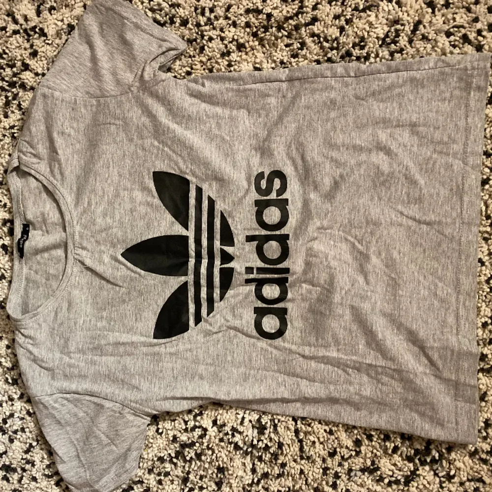 Adidas t-shirt som har använts några gånger. . T-shirts.