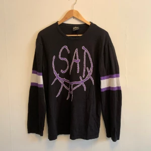 2018 Sadboys longsleeve stl L - Longsleeve från Sadboys Gear i utmärkt skick stl L. Det går bra att skicka dm vid frågor :)