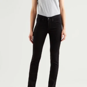 Svarta levi’s mid-waist jeans - Säljer dessa jättesköna levi’s jeans. De är i nytt skick!