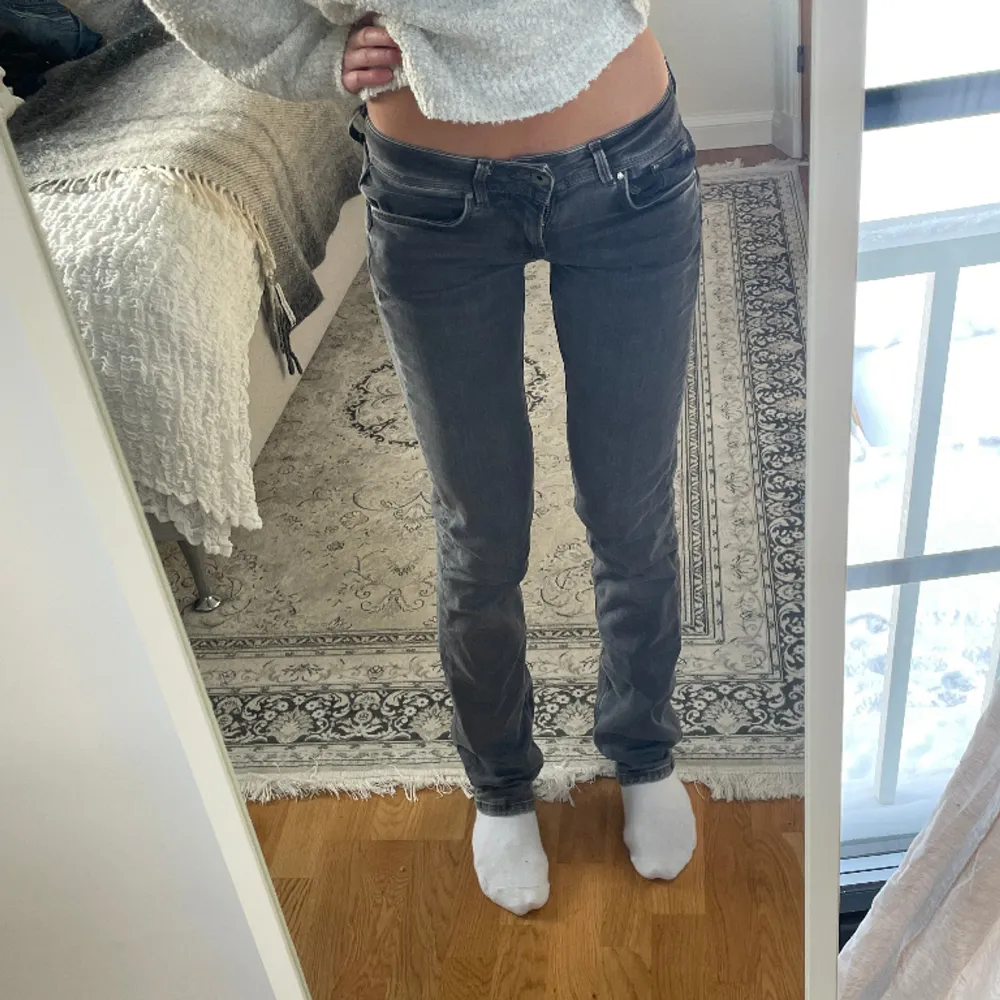 Ljusgrå lågmidjade jeans från Pepe Jeans. Raka ben. I nyskick🫶 Midjemåttet: 37 tvärs över (stretchiga) Innerbenslängd: 87. Jeans & Byxor.