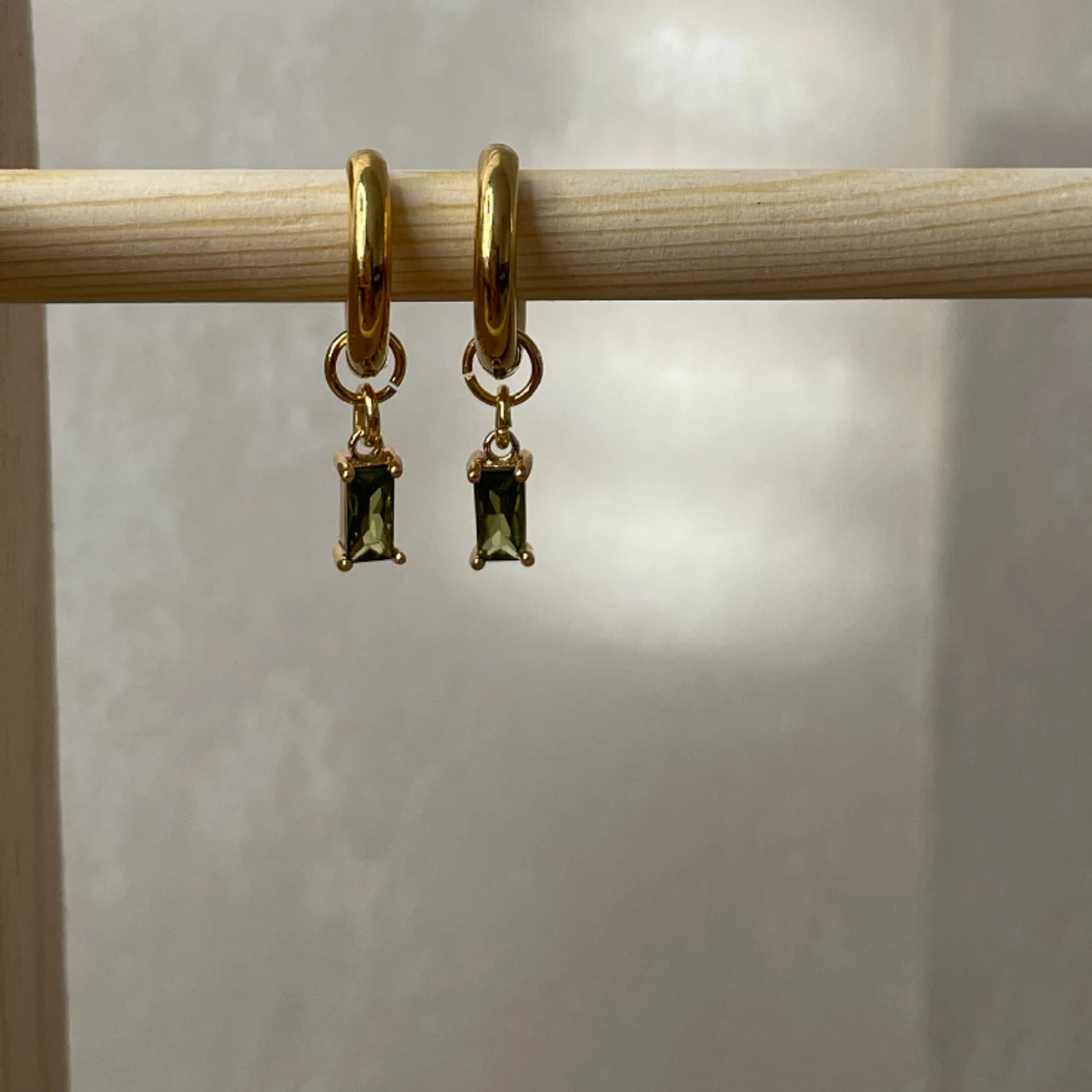 Handgjorda örhängen olivgrön strass