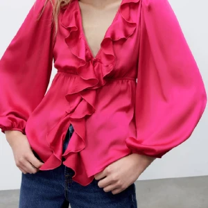 Blus från Zara - Supersöt volangblus från Zara! Aldrig använd, strl xs men passar även s och m, färgen är fuchsia❤️