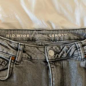 Säljer min gråa jeans från bikbok i waist 31 längd 32