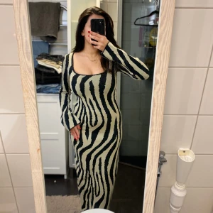 Ginatricot lång klänning  - Gina tricot långklänning i storlek XS. Ganska tjock tyg. Har endast använts en gång. 