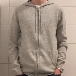 Ljusgrå hoodie, Cashmere 100% |John Henric | skick 9,5/10 | storlek: Medium | Nypris: 2199:- Mitt pris: KOM MED PRISFÖRSLAG!