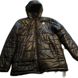 Addidas jacka  - Addidas jacka i jätte bra skick strl 176 men sitter som S