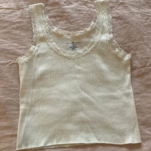 Spets-linne  - Vitt superfint linne med spets, från Brandy Melville. I bra skick knappt använt, två små fläckar som nog går att få bort!❤️