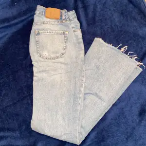 Snygga jeans från Aeropostale som har varit i limited edition. Köpte dom när jag var i Usa och säljer pgd av att dom är för små nu. Jättebra skick och knappt använda. 💞Low waisted och flare💞