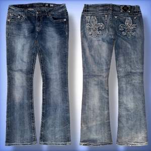 Ett par jätte fina unika bootcut miss me jeans i ett bra skick👍 med fina detaljerade bakfickor, hör av dig om du har frågor!☺️