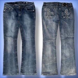 Miss me jeans - Ett par jätte fina unika bootcut miss me jeans i ett bra skick👍 med fina detaljerade bakfickor, hör av dig om du har frågor!☺️