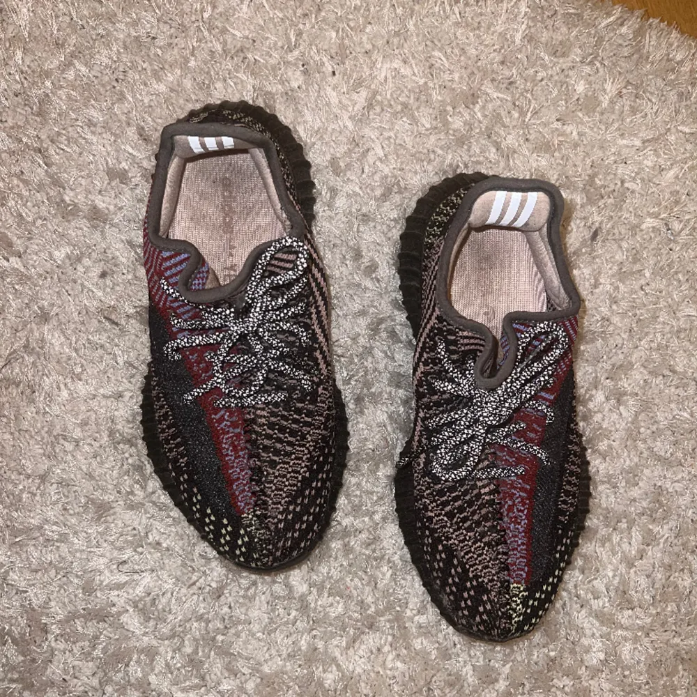 ▪️Yeezy boost 350 i colourway Yecheil. Vann dessa i Adidas appen. Mail på kvitto finns. Original box finns.                                                  ▪️ Skick: 9/10 (syns endast på boosten under skon att de är använda). Skor.