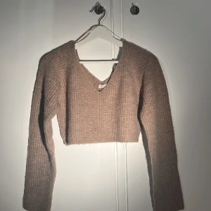 Stickad tröja  - Croppad stickad från ginatricot  Knappt använd så i fint skick :) 