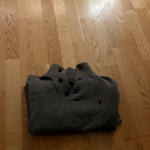 Ralph Lauren tröja - Nu säljer jag denna snygga Ralph Lauren tröja. Den är storlek L men passar definitivt M. Jag är 183 och den sitter perfekt på mig. Den är as snygg att ha i fjällen eller allmänt. Säljer pvg att den inte kommer till användning. Pris kan diskuteras! 
