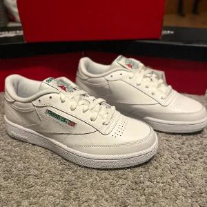 HELT NYA Reebok Club C 85 - Säljer dessa fina skor från reebok i strl 40,5. Helt nya