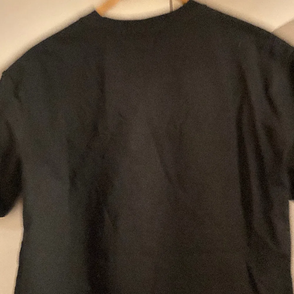 Säljer min oanvända Comme des Garçons tshirt i storlek L/M har flera färger i min profil. Pris går att diskuteras. Kom DM för fler bilder och frågor. . T-shirts.