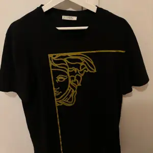 En stilren och exklusiv Versace t shirt från Versace collection Inköpt på NK herrtrend i Göteborg T shirten är i mycket bra skick. nypris 2500kr Storlek M