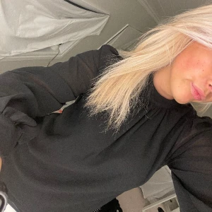 Supersöt blus - Urgullig svart blus från OBJECT❤️ storlek 34