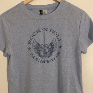 Fin ljusblå t-shirt från H&M  - tröjan är i bra skick. Använd ca 2-3 gånger ord.pris 150kr