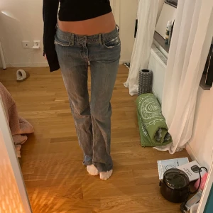 Jeans  - Jättesnygga jeans köpta från plick. Innerbenslängd 82 💕sytt in dem lite i midjan 