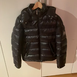 Moncler Maya - Moncler Maya i storlek 14y. Köpt förra hösten skick 9/10 kvitto finns. Nypris ca 9200.
