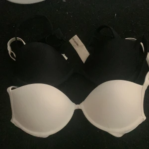 Bh från Tezenis - Bh i storlek A från Tezenis i extremt års skick. Den vita är använd ksk 2-3 ggr medans den svarta är bara testad❤️