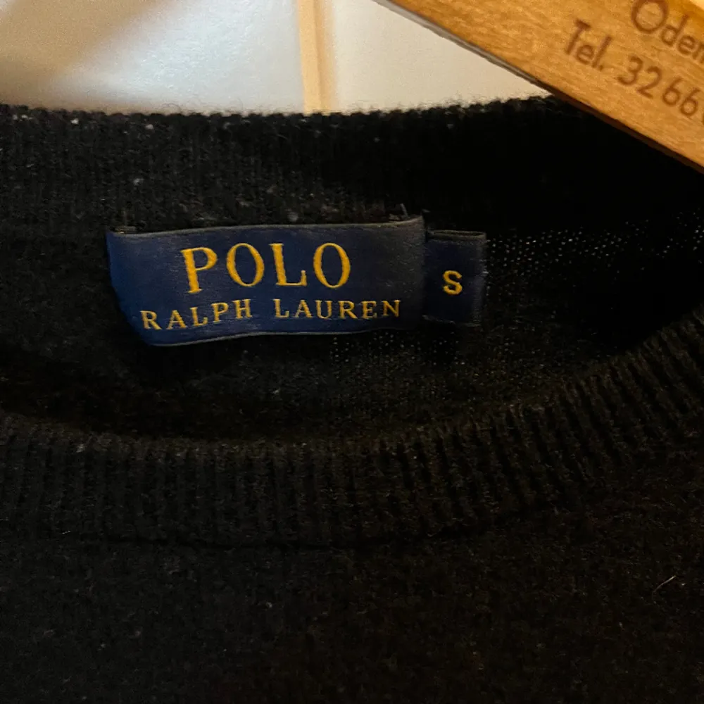 Säljer nu min riktigt snygga Polo ralph laurent merino tröja. Tröjan är i ett väldigt fint skick. Tröjan är inköppt för 1800 kr och säljer den nu för 600. Hör gärna av er om ni har några frågor på plagget!. Tröjor & Koftor.