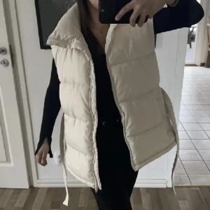 väst - beige väst från bikbok i nyskick