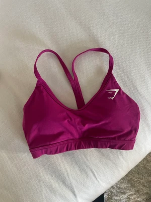 Gymshark sportbh  - Mörkrosa sportbh från Gymshark! Fint skick!