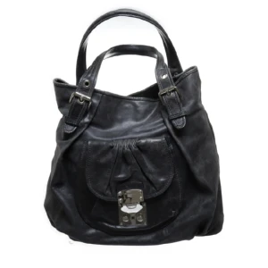 Miu Miu väska - Säljer min favorit Miu Miu väska💘 Köpt på Sellpy så äkthetskontrollerad! Använd mycket så den är sliten men gör den bara coolare! Bredd: 37cm, Djup: 12cm, Höjd: 36cm💓Pris kan diskuteras vid snabb affär, skriv vid frågor eller fler bilder🤗💗