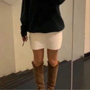 Vit zara kjol - Fin stickad kjol som är köpt här på Plick men passade tyvärr inte mig, storlek M