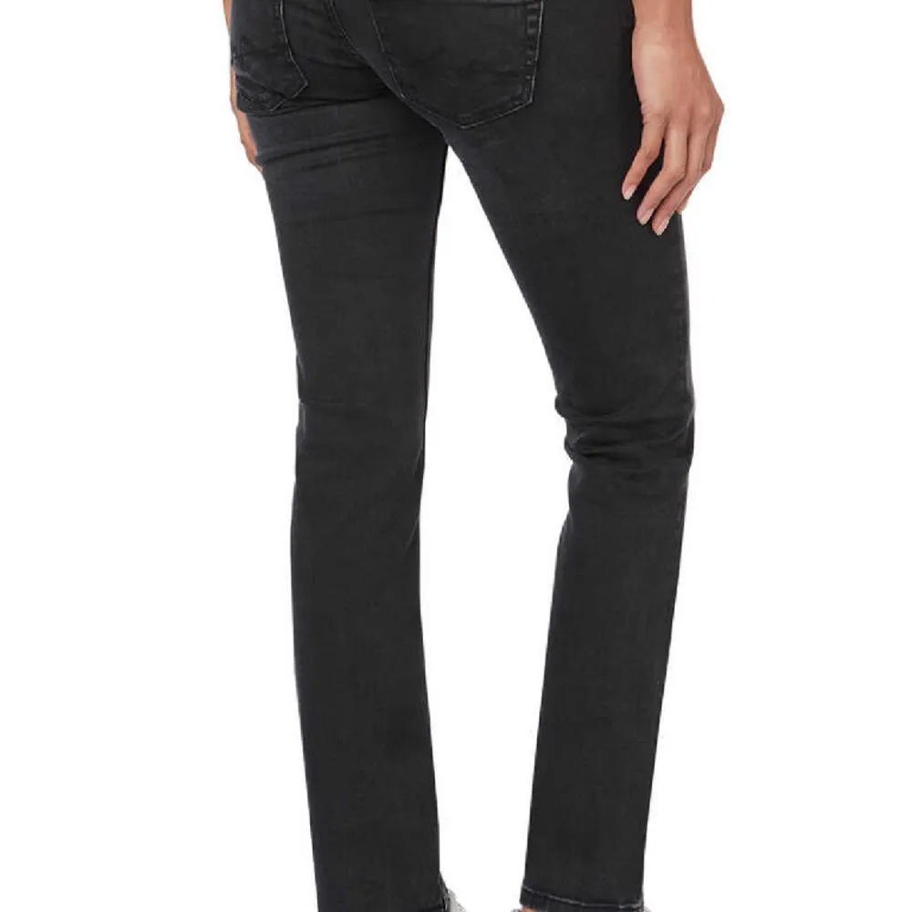 Nu säljer jag mina super snygga midwaist mörkgråa pepe jeans i storlek w25, L30.  Mycket bra skick!!💕 Tryck gärna på köp nu. Jeans & Byxor.