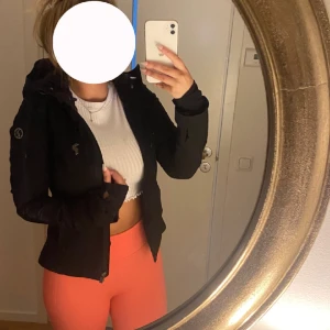 Peak performance vindjacka  - En fin vindjacka från peak performance, använd enstaka gång , väldigt fint skick.  Storlek 36 (S) 