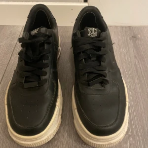 Nikeskor dam - Ett par svarta Nikeskor i storlek 39.