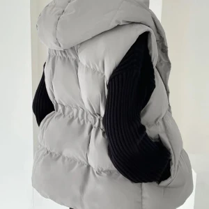 Grå väst med luva  - En grå väst med luva från Dazy. Endast använd vid två tillfällen. I storlek M. Jätte fin och går att justera vid midjan.