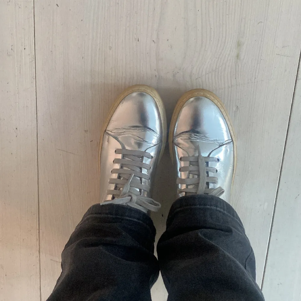 Acne studios sneakers i silver. Skorna är i fint skick, men använda och är i storlek 39. Nypris 3000kr. Skor.