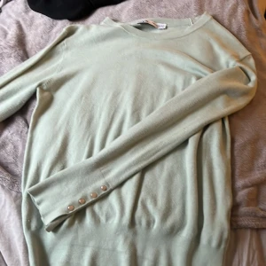 Skit fin ljus grön tröja! - Jätte skön tröja som är turkos/ ljus grön från zara! Vet inte vilken storlek men den passar som M!!!!