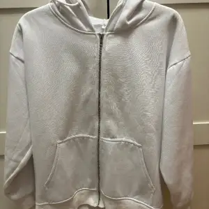 Säljer denna sjukt snygga zip up hoodie i vit💞 knappt använd och i jättebra skick☺️