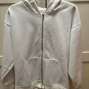 Zip up hoodie  - Säljer denna sjukt snygga zip up hoodie i vit💞 knappt använd och i jättebra skick☺️