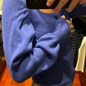 Blå topp - Köpt ifrån antingrn Nelly eller Nakd, men originellt ifrån ett annat märke. I bra skick men skrynklig pga att den legat bland andra kläder.