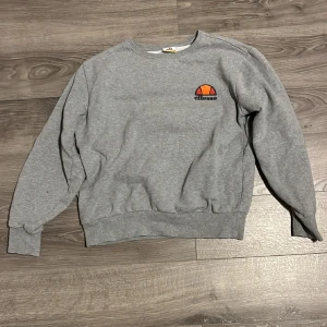 Ellesse hoodie  - Grå ellesse hoodie, använd enstaka gånger 