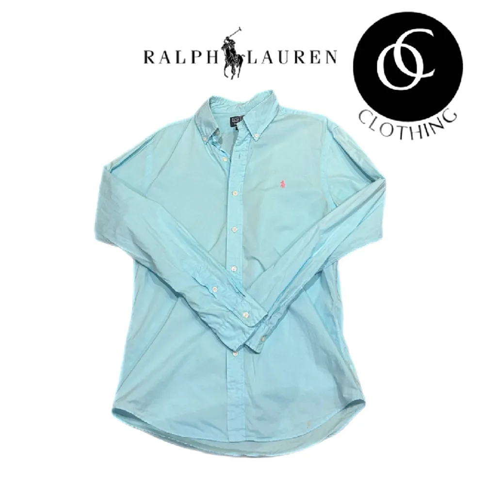 Säljer en Ralph Lauren skjorta i riktigt skön färg. Mycket bra skick (7/10) förutom att det är ett par små fläckar längst ner, men dessa syns knappt. Storlek M. Modellen på bilden är 181 cm lång.. Skjortor.