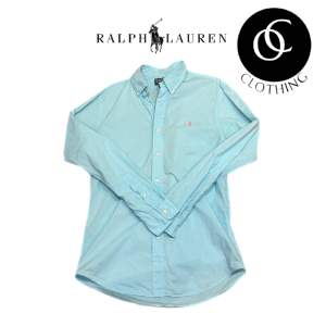 Säljer en Ralph Lauren skjorta i riktigt skön färg. Mycket bra skick (7/10) förutom att det är ett par små fläckar längst ner, men dessa syns knappt. Storlek M. Modellen på bilden är 181 cm lång.