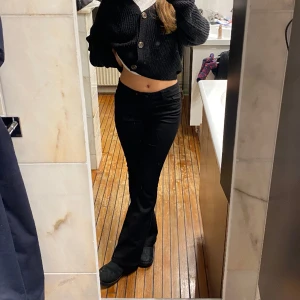 Lågmidjade svarta bootcut jeans  - Aldrig använda 